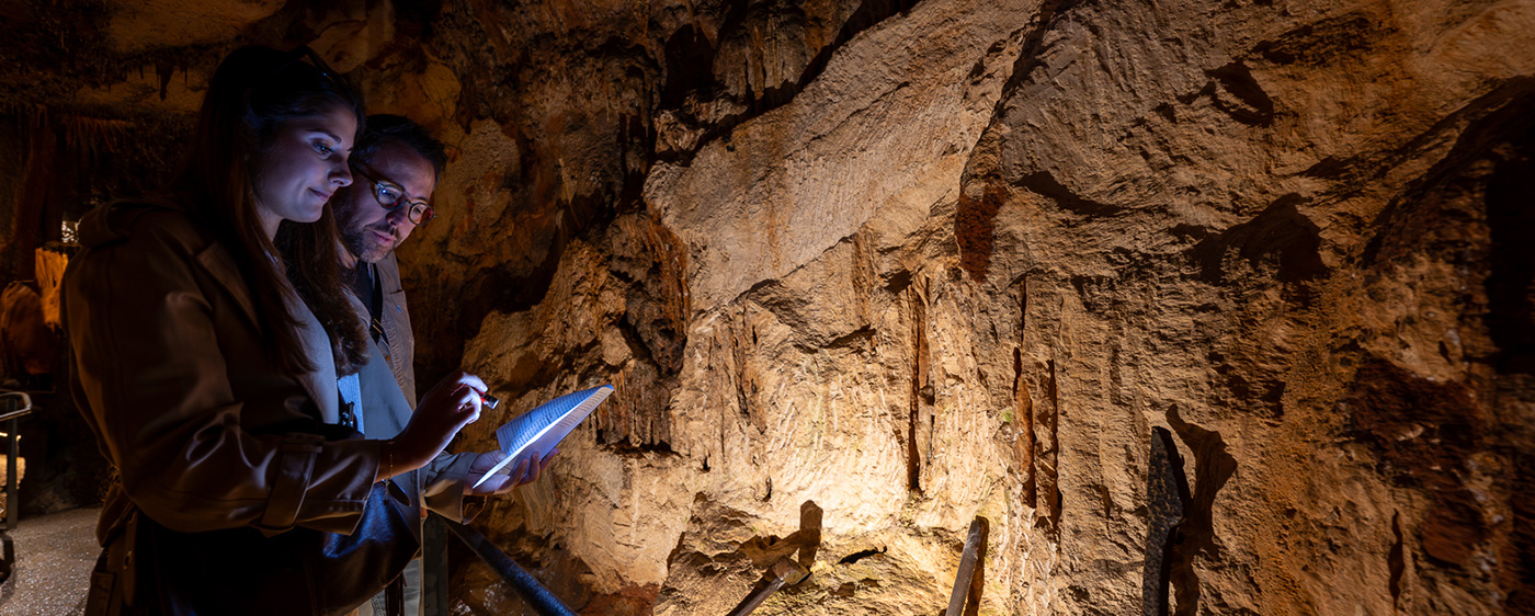 Informations pratiques pour visite Grotte des Carbonnières à Lacave Rocamadour dans le Lot Quercy. Visite guidée. Parcours facile sans aucune marche